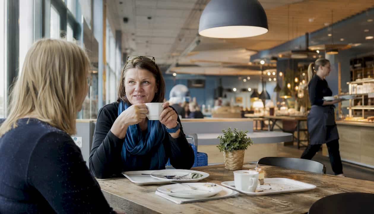 IKEA Öffnungszeiten Augsburg: Wann ist die Filiale geöffnet? 1 Blick ins IKEA-Restaurant: Gäste genießen ihre Mahlzeit in entspannter Atmosphäre.