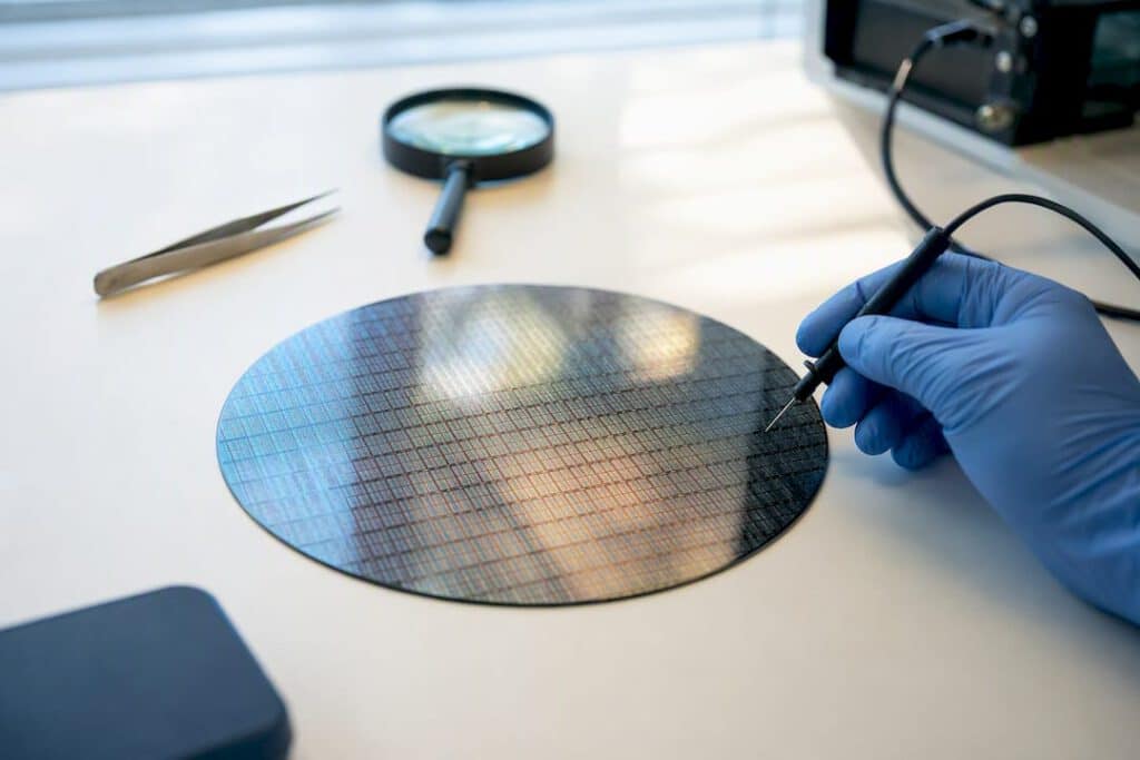Nahaufnahme eines Siliziumwafers mit Sonde