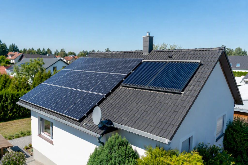 Photovoltaik-Module und Solarthermie-Kollektoren auf dem Dach