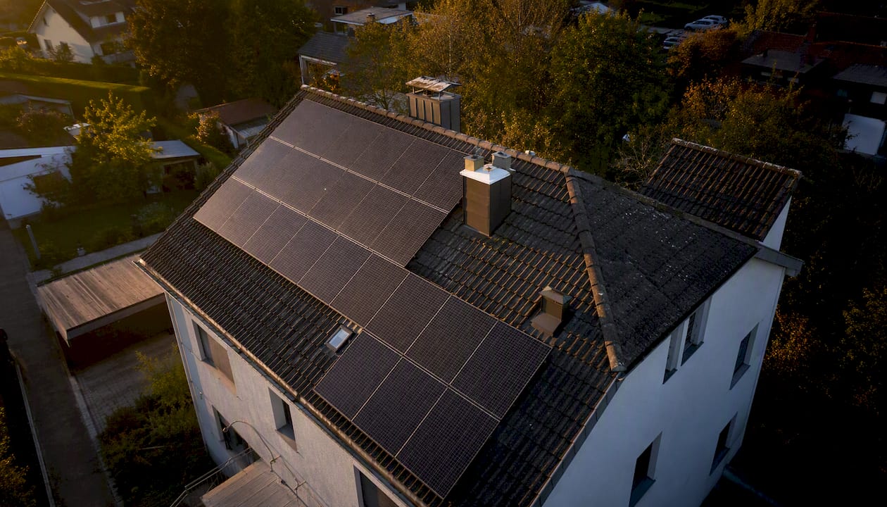 Blick von oben auf ein Dach mit installierten Solarmodulen