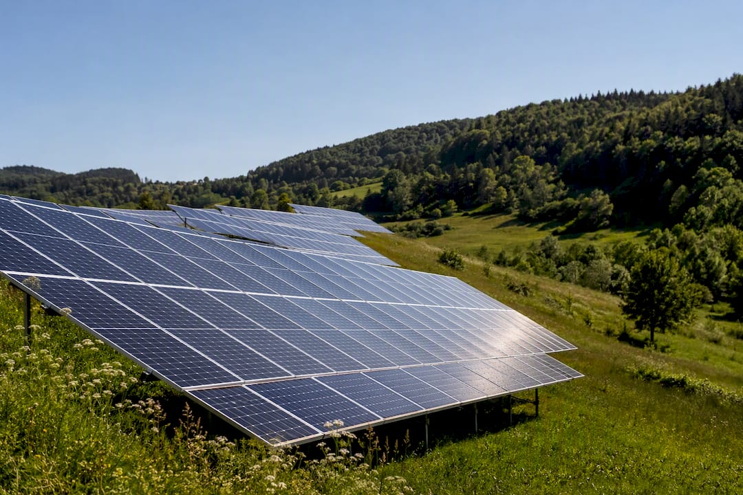 Vorteile von Solarzellen: Was Photovoltaik wirklich bringt 1 Solarmodule im Freien, die das Sonnenlicht reflektieren.