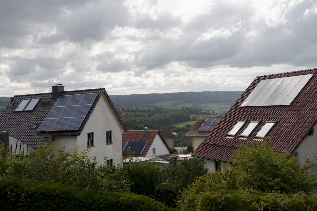 Dächer mit Solaranlagen bei bewölktem Himmel