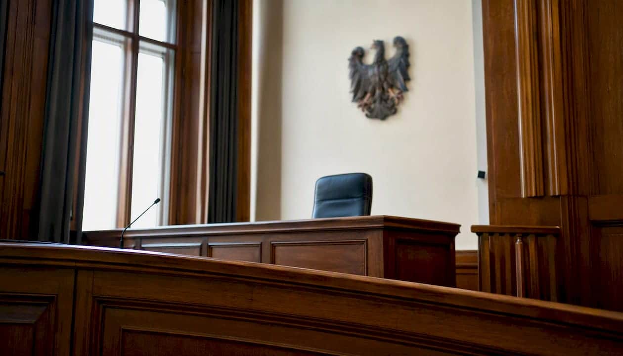 Stellenangebote für Richter in Deutschland: 2026 finden und bewerben 2 Verwaiste Richterbank in einem deutschen Gerichtssaal