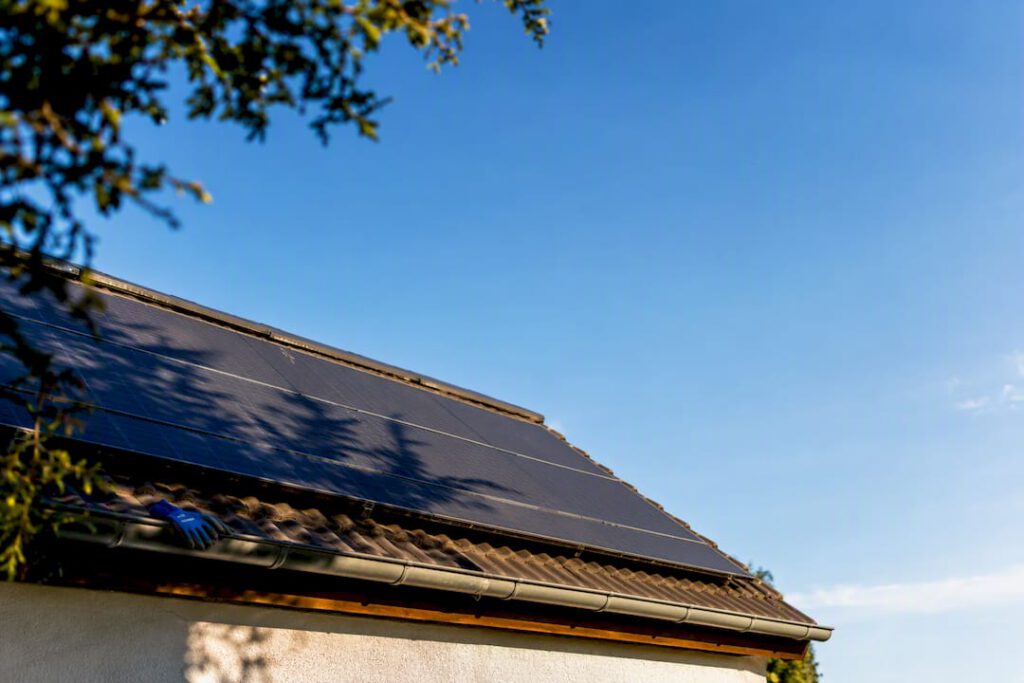 90 Minuten Sonne: Solarenergie für Hausbesitzer mit Handwerkerblick 1 Photovoltaikmodule mit teilweiser Verschattung auf einem Hausdach