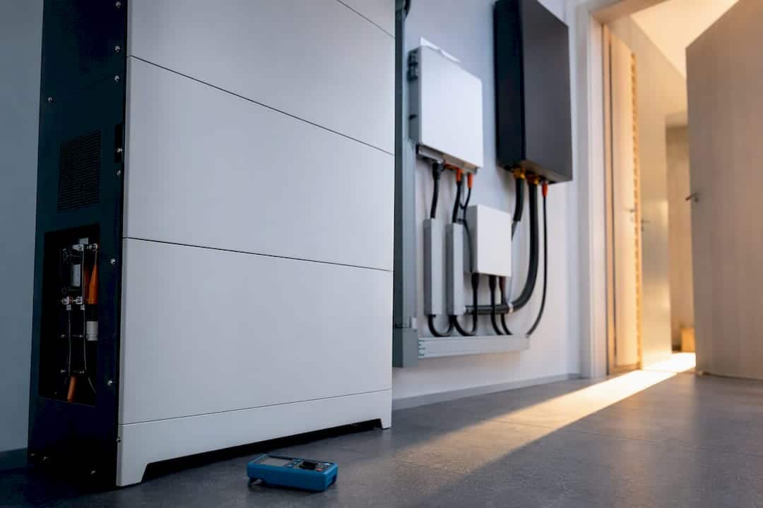 Unbekannter Batteriespeicher im Technikraum Unbekannter Batteriespeicher im Technikraum