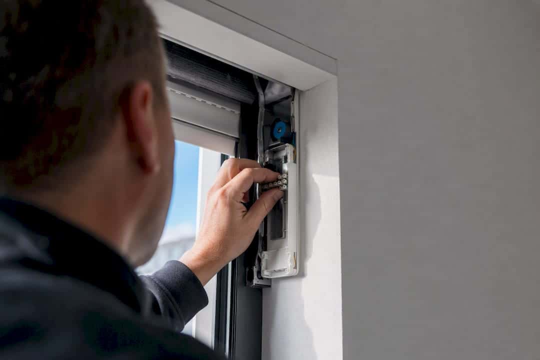 Ein Elektriker überprüft den Anschluss eines elektrischen Rollladens