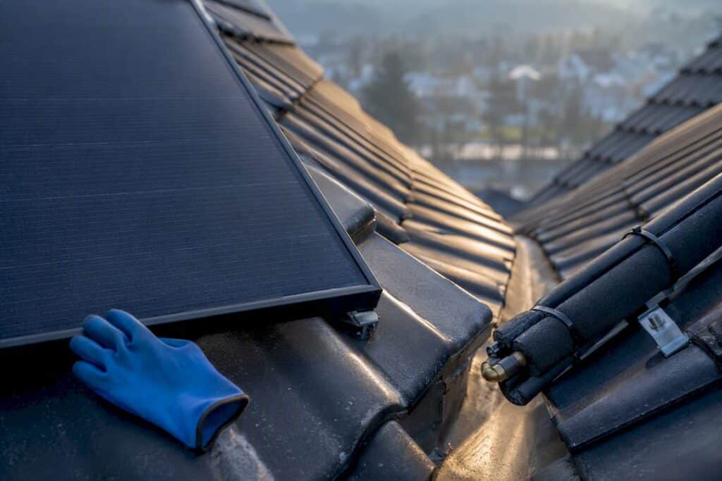 Nahaufnahme von Photovoltaik- und Solarthermie-Anlagen auf dem Dach